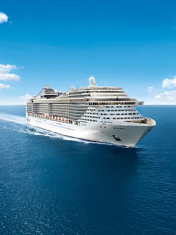 Navire de croisière de luxe naviguant en mer sous un ciel ensoleillé | MSC Croisières