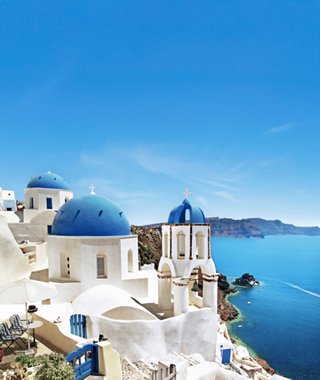 Una vista mozzafiato degli edifici bianchi e delle cupole di Santorini che si affacciano sul Mare Mediterraneo | MSC Crociere