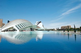 Une vue imprenable sur l'architecture moderne de Valence reflétée dans des eaux calmes, invitant à l'exploration et à l'aventure | MSC Croisières