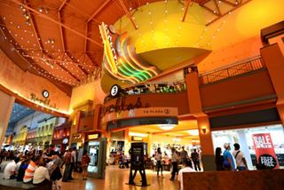 Una vibrante zona de compras y restaurantes en Dolphin Mall en Fort Lauderdale, que ofrece un ambiente acogedor | MSC Cruceros