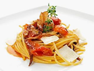 Délicieuse assiette de pâtes avec tomates et fromage, représentant les délices culinaires à bord de MSC Musica | MSC Croisières