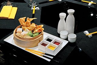 Un plato bellamente presentado con especialidades orientales servido con salsas y palillos | MSC Cruceros