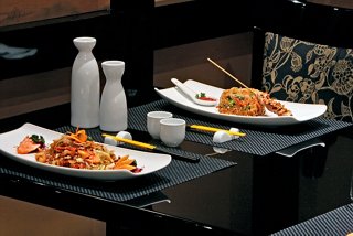 Délicieux plats orientaux servis avec des baguettes, comprenant du riz, de la viande et des légumes dans un cadre chaleureux | MSC Croisières