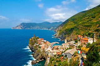 Vue panoramique de Vernazza, un village pittoresque sur une falaise au bord de la mer | MSC Croisières