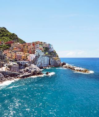 Vista escénica del pueblo de Manarola a lo largo de la impresionante costa italiana | MSC Cruceros