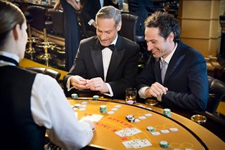 Deux hommes profitent d'une partie animée de blackjack au Royal Palm Casino sur MSC Splendida | MSC Cruises