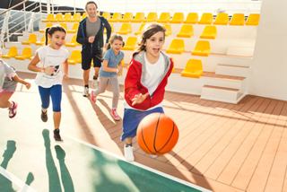 Un père et ses enfants s'amusent à jouer au basketball à bord de MSC Splendida | MSC Croisières