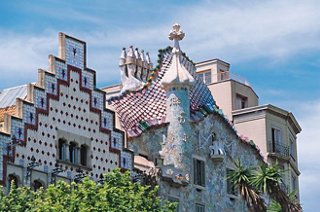 Détails architecturaux colorés d'un bâtiment unique sous un ciel dégagé à Barcelone, Espagne | MSC Croisières