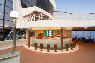 Türkiser Bar auf dem Deck der MSC Preziosa, bietet eine entspannende Atmosphäre zum Ausruhen | MSC Cruises