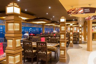 Ein einladender Selbstbedienungsbuffetbereich mit Holzdekoration auf der MSC Preziosa | MSC Cruises
