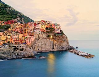 Une magnifique ville côtière perchée sur une falaise surplombant la mer | MSC Cruises