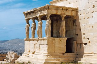 Die Karyatiden stehen stolz am Erechtheion in Athen, ein Symbol des antiken griechischen Erbes und der Kultur | MSC Cruises