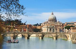 Une vue pittoresque d'une rivière et d'un pont avec une architecture historique en arrière-plan, mettant en valeur la beauté de l'Italie | MSC Croisières