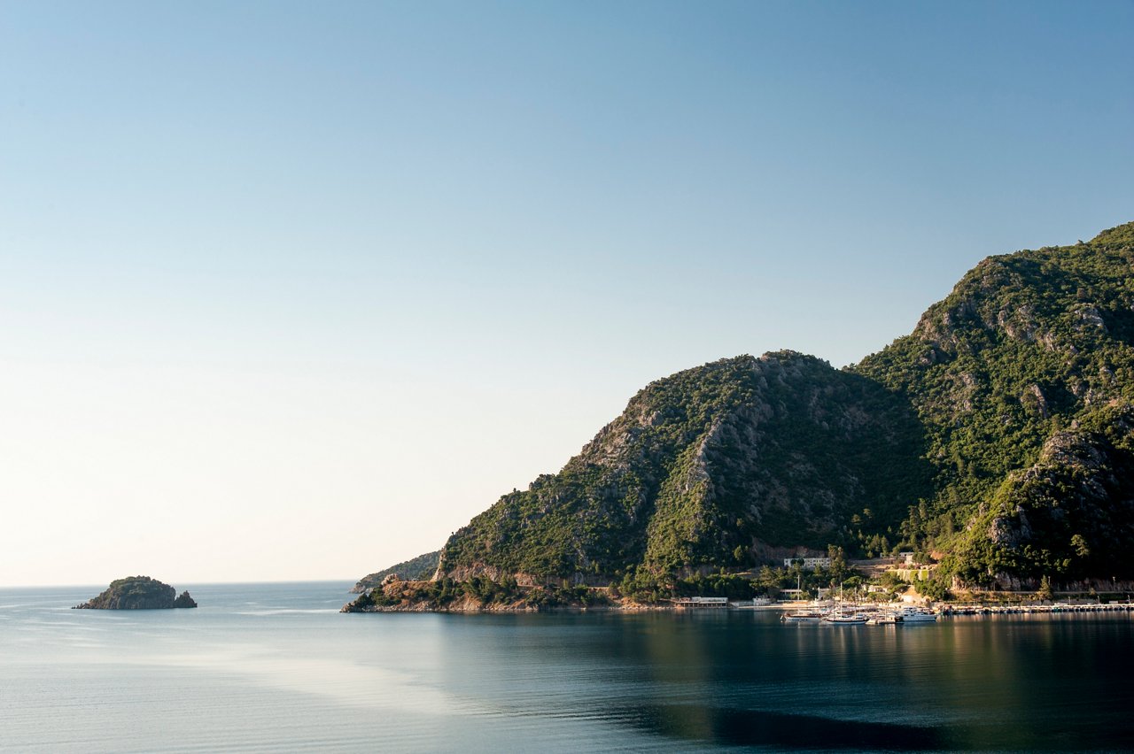 Una vista serena de la costa de Marmaris con colinas exuberantes que se encuentran con el tranquilo mar Mediterráneo | MSC Cruises