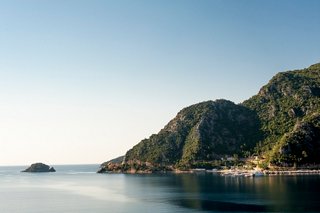Una vista serena de la costa de Marmaris con colinas exuberantes que se encuentran con el tranquilo mar Mediterráneo | MSC Cruceros