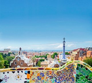 Une vue vibrante de l'art mosaïque et du parc de Barcelone sous un ciel bleu clair capture l'essence de cette destination méditerranéenne | MSC Croisières