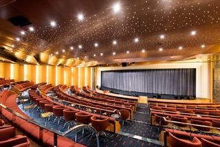 Das elegante Theater an Bord der MSC Armonia verfügt über einen großzügigen Sitzbereich und eine große Bühne für spektakuläre Aufführungen | MSC Cruises