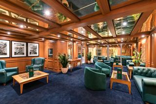 Gemütlicher Loungebereich mit Holzakzenten und bequemen Sitzgelegenheiten | MSC Cruises