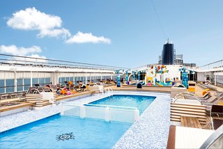 Ein atemberaubender Poolbereich auf dem Deck der MSC Armonia, der zur Entspannung und zum Spaß unter dem sonnigen Himmel einlädt | MSC Cruises