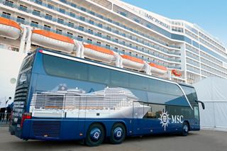 Ein stilvoller Bus, der für Transfers zur MSC Poesia gestaltet ist, parkt im Hafen in der Nähe des Kreuzfahrtschiffs | MSC Cruises