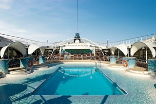 Un área de piscina serena en el MSC Orchestra, invitando a los huéspedes a relajarse bajo cielos despejados | MSC Cruceros