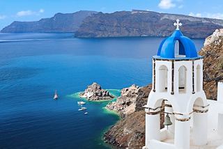Vue magnifique de Santorin avec une mer bleue et une église blanche | MSC Cruises
