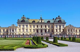 Un grand palais entouré de jardins luxuriants et d'un ciel bleu clair à Stockholm, Suède | MSC Croisières