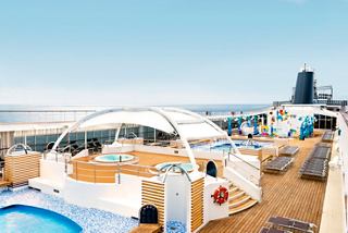 Entspannen Sie sich und genießen Sie die Sonne auf dem geräumigen Deck der MSC Armonia mit einladenden Pools und Freizeitbereichen | MSC Cruises