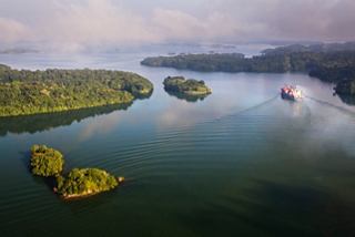 Vista aérea de islas exuberantes y aguas tranquilas en Panamá, invitando a la exploración y la aventura | MSC Cruceros
