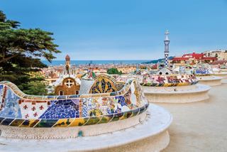 Ein lebendiger Park in Barcelona mit farbenfroher Architektur und üppigem Grün, der zur Erkundung und Entspannung einlädt | MSC Cruises
