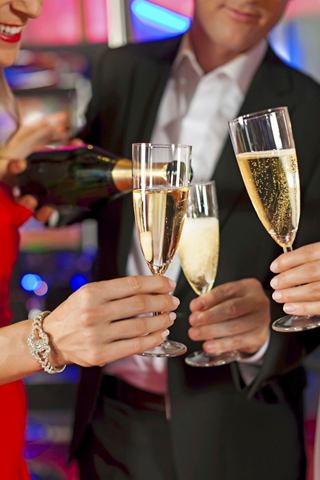 Las copas de champán se levantan en un brindis, celebrando la unidad durante una reunión festiva | MSC Cruceros