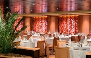 Einladendes Restaurant mit Tischen und Stühlen, bereit für Gäste | MSC Cruises