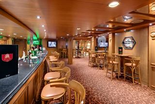 Bar accueillant avec des accents en bois et des sièges confortables, parfait pour socialiser | MSC Croisières
