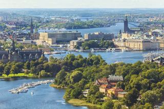 Vue aérienne panoramique de Stockholm montrant ses voies navigables vibrantes, ses ponts et son paysage urbain emblématique | MSC Croisières