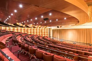 Le théâtre élégant à bord de MSC Sinfonia, avec des sièges confortables et des accents en bois chaleureux, invite les invités à apprécier des performances | MSC Croisières