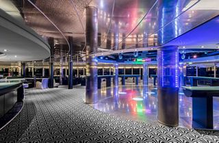 Une zone disco vibrante sur MSC Sinfonia, avec une piste de danse et un bar, invitant les invités à profiter de l'ambiance animée | MSC Croisières
