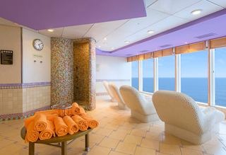 Une zone thermique sereine avec des sièges confortables et de grandes fenêtres offrant une vue imprenable sur la mer | MSC Croisières