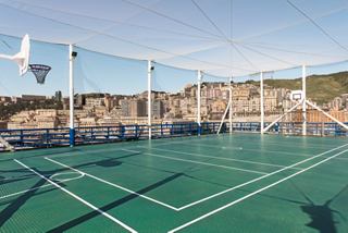 Un terrain de sport vibrant avec des installations de volley-ball et de basket-ball sur le pont du MSC Sinfonia | MSC Cruises