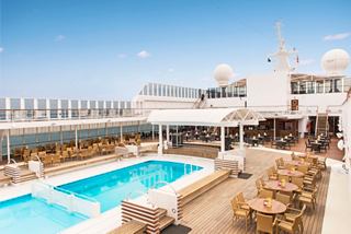 Détendez-vous au bord de la piscine accueillante sur le pont du MSC Sinfonia, parfait pour le loisir et le plaisir au soleil | MSC Croisières