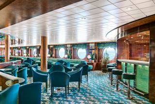 Espace salon confortable au Manhattan Bar avec vue sur la mer et mobilier élégant | MSC Croisières