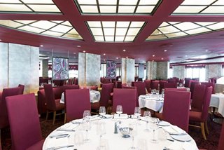 Un espace de restauration magnifiquement agencé avec des tables et des chaises élégantes, invitant les invités à savourer un repas mémorable | MSC Croisières
