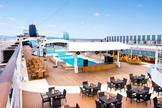 Un espace ensoleillé sur le pont du MSC Sinfonia avec piscine, sièges et espaces de restauration pour le plaisir des invités | MSC Croisières