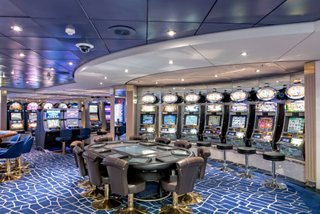Ein lebendiger Casino-Bereich mit Spieltischen und Spielautomaten, der Gäste einlädt, Unterhaltung und Spaß zu genießen | MSC Cruises