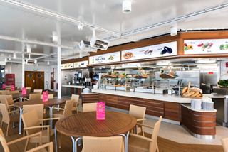 Ein einladender Restaurantbereich mit Tischen und Stühlen sowie einer Buffetstation mit Pizza und Pasta | MSC Cruises