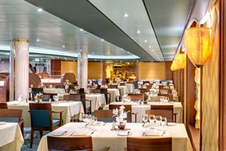 Geräumiges Restaurant mit elegant gedeckten Tischen und Stühlen, bereit für Gäste | MSC Cruises