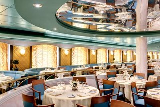 Elegantes Restaurant mit einer warmen Atmosphäre und schön gedeckten Tischen | MSC Cruises
