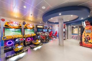 Bunte virtuelle Spielhalle, die Unterhaltung für die ganze Familie bietet | MSC Cruises