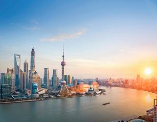 Una vista aerea mozzafiato dello skyline di Shanghai al crepuscolo, che evidenzia la vivace città lungo il fiume | MSC Crociere