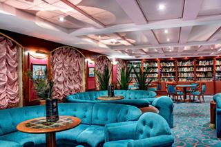 Un acogedor y elegante espacio para relajarse con asientos cómodos y una selección de libros | MSC Cruceros
