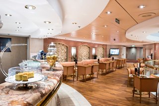 Rincón de café con mesas y sillas listas para los huéspedes | MSC Cruceros